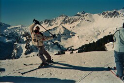 ch_mounia_skis.jpg