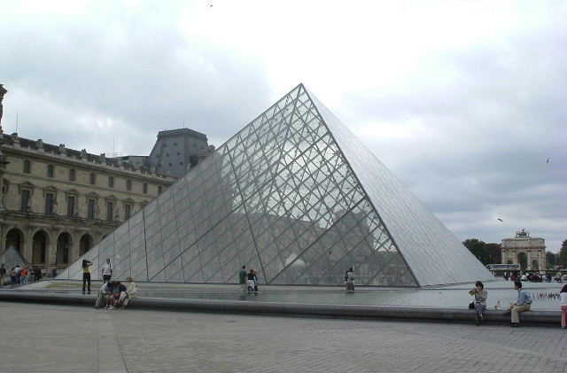 paris_louvre_pyramide.jpg